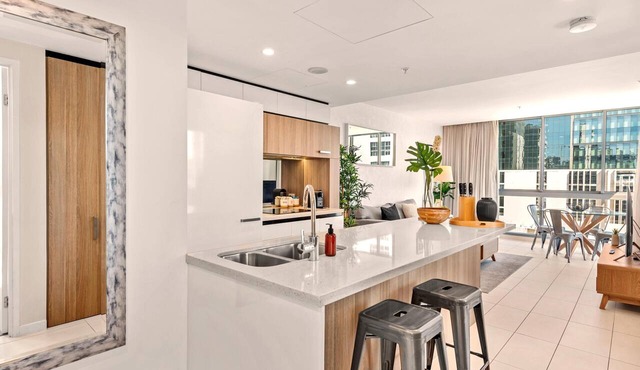 2 Kings + 2 Baths near James Street | Rooftop Pool & Skyline Terrace | Parking in Newstead