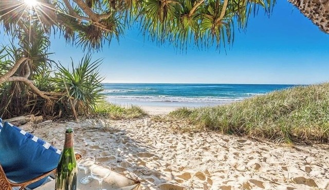 20 Steps - STUNNING Beachfront RETREAT. Private beach access. North Byron in New Brighton