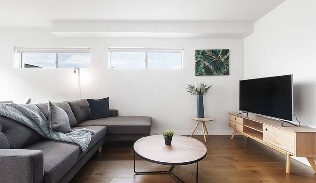 2BR FREE Parking | 2min Walk to Puckle St! in Moonee Ponds
