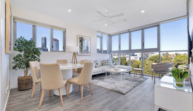2BR South Brisbane | Free Parking + Walk to QPAC in South Brisbane