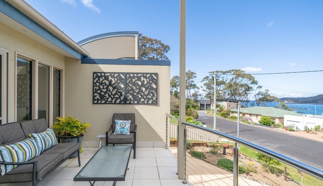 3-Bed with Beach Views and Entertainment Area in Denhams Beach