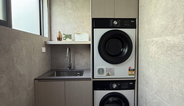 3-Bedroom Guest Flat with full kitchen and bathroom 60sqm in Dundas