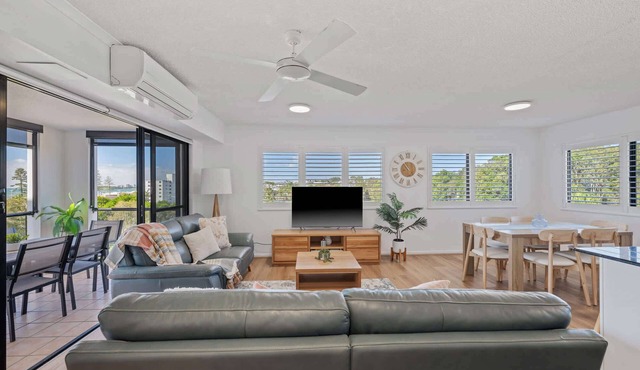 3BR Ocean-view apartment at Mirage Resort in Alexandra Headland