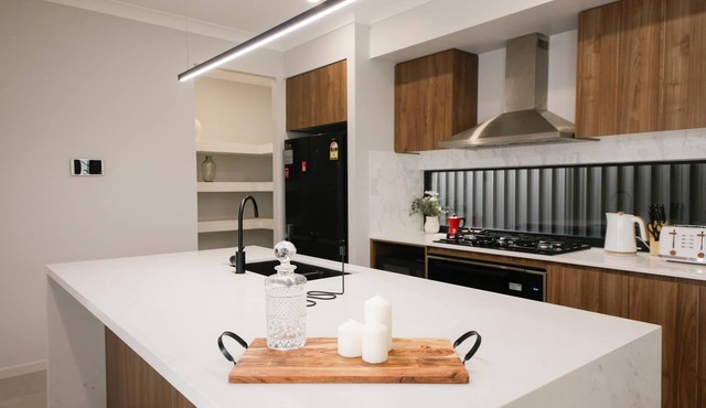 🌟4BR Designer Home | 5★Luxury, FamilySafe | CBD+Airport Proximit in Rochedale