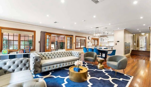 4BR Felixstow Home, Solar Pool, Sleeps 9 in Felixstow