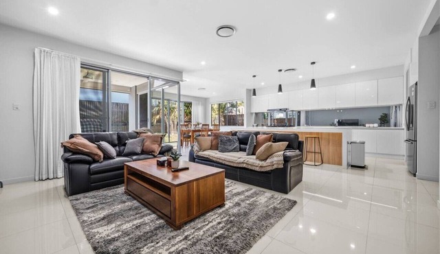 5 Ensuite Bedrooms | Home Theatre | Family Stay in Rochedale