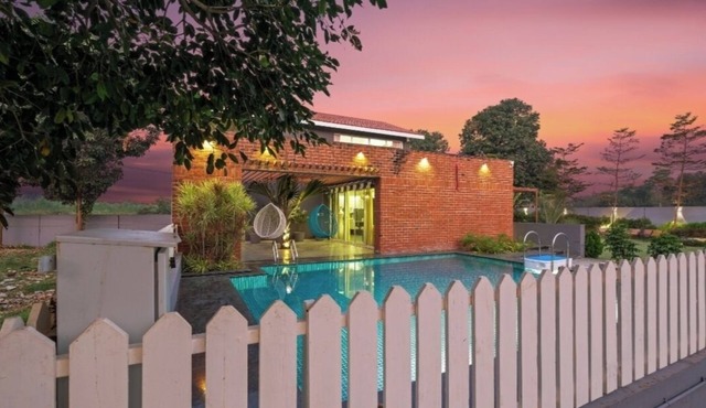A beautiful & Green Farmhouse with a private Swimming pool & Garden . in Kinkhlod