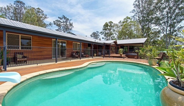 A cosy farmstay with dwarf goats, pool, fire pit and other gourmet options. in Cedar Creek