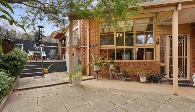 A leafy retreat only a skip and jump away from the lively city of Boxhill. in Mont Albert