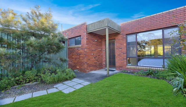 Above Sunset: Cosy holiday house a short stroll to Sunset Cove beach in Paynesville