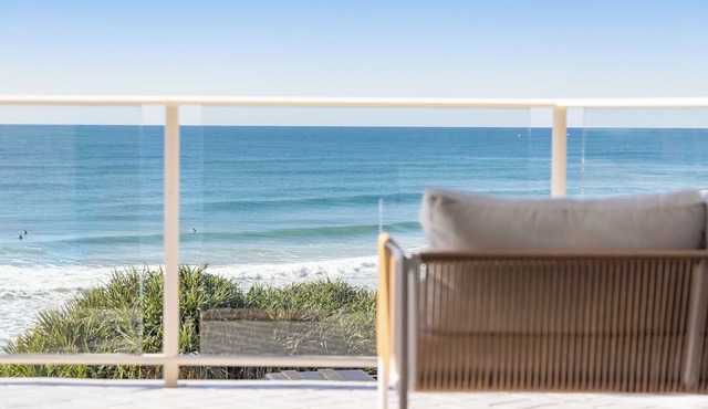 Absolute Beachfront, Panoramic Ocean Views & Whale Season Magic (May–August) 🐳 in Coolum Beach