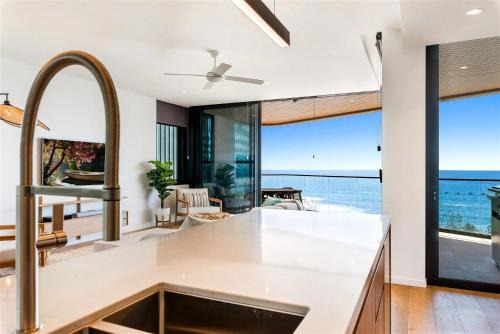 Absolute Beachfront Luxury Apartment in Coolum Beach