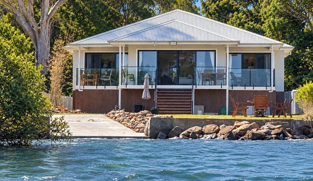 ABSOLUTE BEACHFRONT - Pindimar Modern retreat private sandy beach，ducted aircon in Pindimar