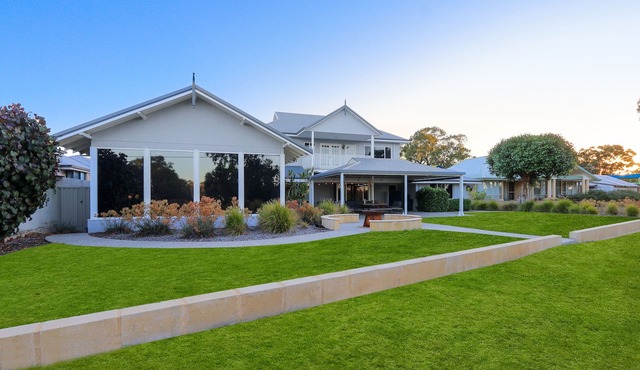 ABSOLUTE FRONTAGE TO THE MURRAY RIVER! in Yunderup