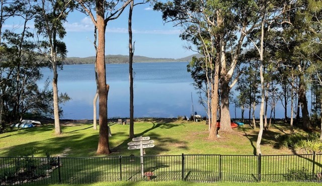 Absolute Lakefront Retreat | Sleeps 10 | Pet Friendly | Kayaks & SUPs in Smiths Lake