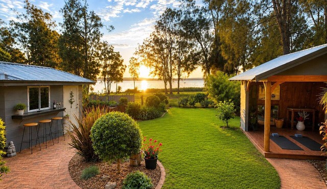 Absolute Waterfront | Sleeps 10 | Family Retreat in Berkeley Vale