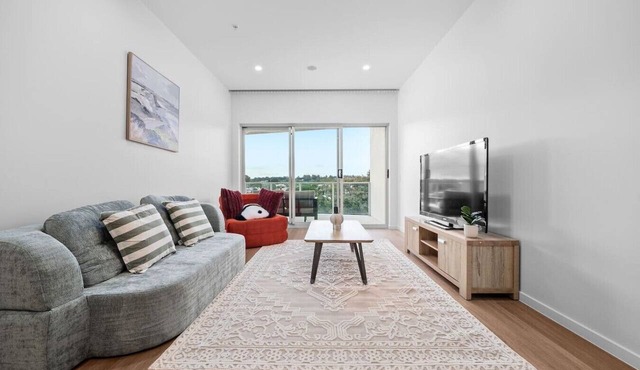 Across from Train &Bus Station | Pool & Gym & View in Mitchelton