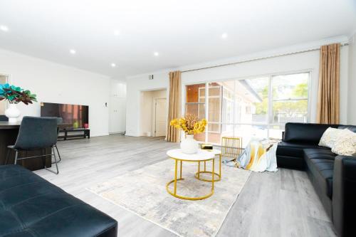 Adelaide Escape and Business-3Bath Full Kitchen Fast Wifi 3TV-for large families and group in Glenunga
