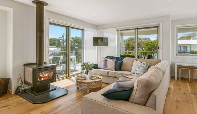 All Decked Out - sleeps 11 in SMITHS BEACH