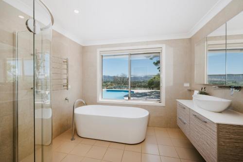 Allambie - Poolside Elegance in Mudgee Countryside in Mudgee