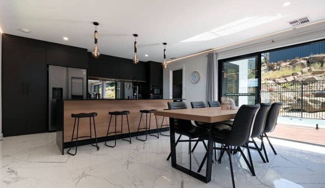 Amali Retreat - stunning group/family stay in West Launceston
