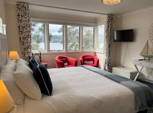 Anchorage Waterfront Retreat in Castle Forbes Bay