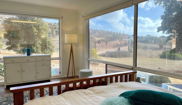 Apartment amongst the Kangaroos and only a 3 minute walk to Snelling Beach in Middle River