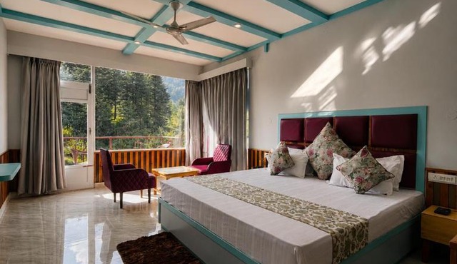 Apple Flower Hotel - Personal Balcony, Lift, Garden and Mountain View