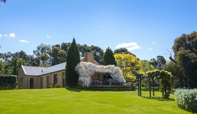 Applegarth - Hanging Rock Views, Near Wineries, Rural 3BR Stay! in Newham