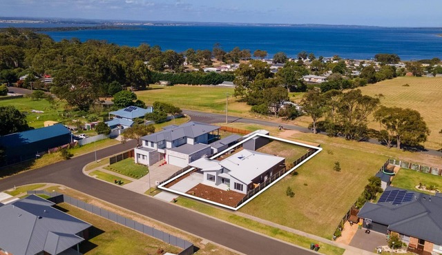 Aqua Views: Views towards the beautiful Gippsland Lakes and Eagle Point Bay in Eagle Point