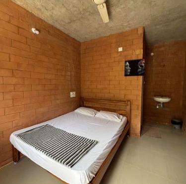 Auro Waves Rooms & Hostel