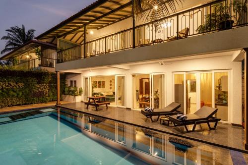 Avalon by Hireavilla - 6BR Villa with Pool & Field View in Parra, North Goa in Parra