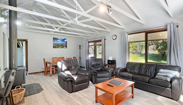 Bagara Cottage, Two bedroom cottage 1km from the town centre with a wood fire in Halls Gap