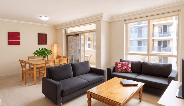 Balmain- BUCHN Buchanan Street - Modern 2BR with Balconies Resort Facilities Near Balmain Village in Balmain