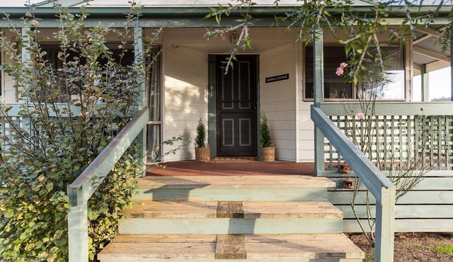 Baringa Cottage - Quant little farm stay cottage sitting amongst the surrounding mountain views. in Mansfield