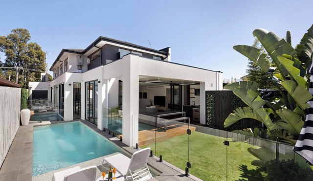 Bayside Grandeur with Heated Pool, Spa and Sauna plus each Bedroom has Ensuite in Bentleigh