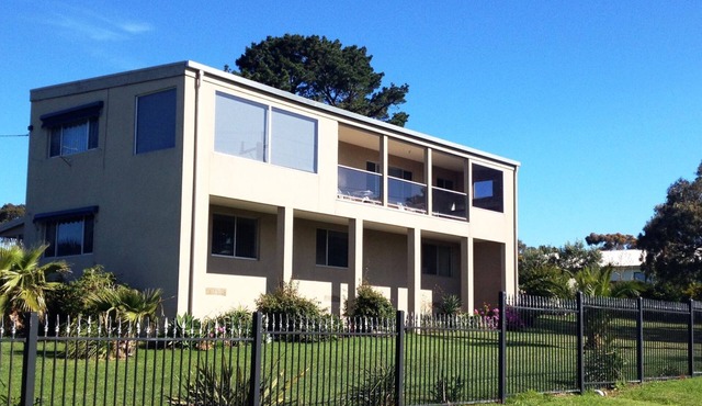 Beach Escape with Ocean at your doorstep! Private, in beautiful natural setting. in Ventnor