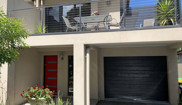 Beaches, Restaurants, Wineries, Shops and many Tourist attractions close by. in Frankston