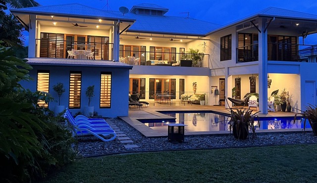 Beachfront huge resort-style for 16 just Renovated heated pool Palm Cove area in Kewarra Beach