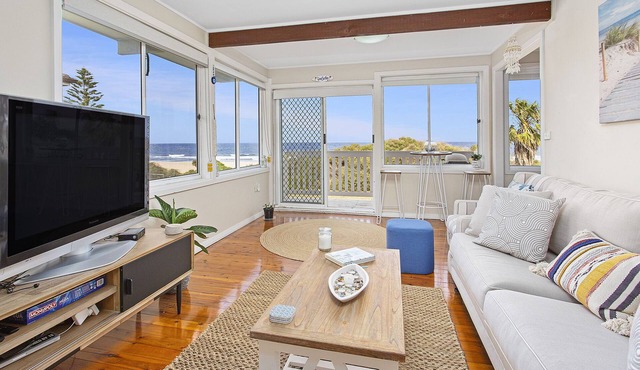 BEACHFRONT OASIS Jones Beach Kiama. Best views, direct beach access, cozy. Relax in Kiama Downs