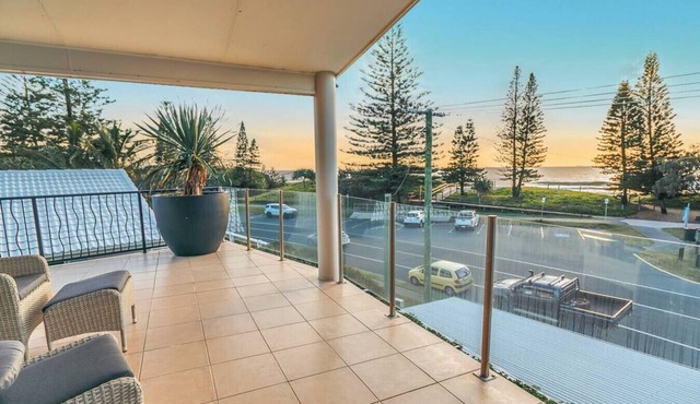 Beachfront with pool, ocean views and pet friendly in Buddina