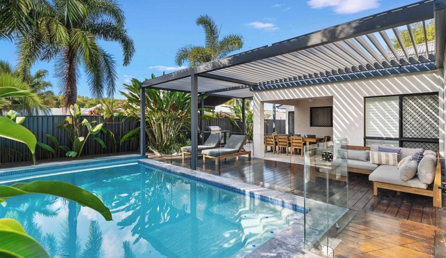 Beachside Family Oasis w/Private Pool & BBQ in Kewarra Beach
