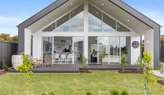 Beautiful Robe accommodation, walk to the Main Street or beach, family friendly in Robe