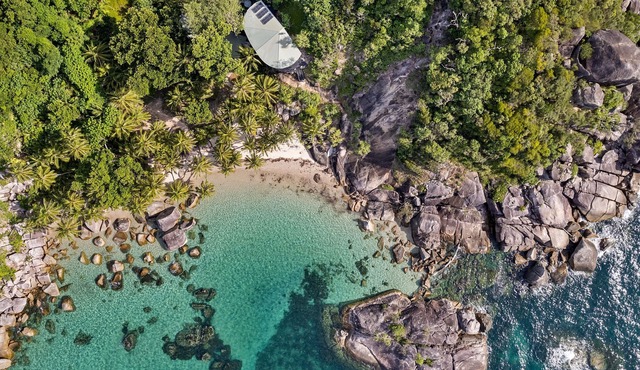 Bedarra Island. Doorila beach: Perfect for family & friends for a beach holiday in Bedarra Island