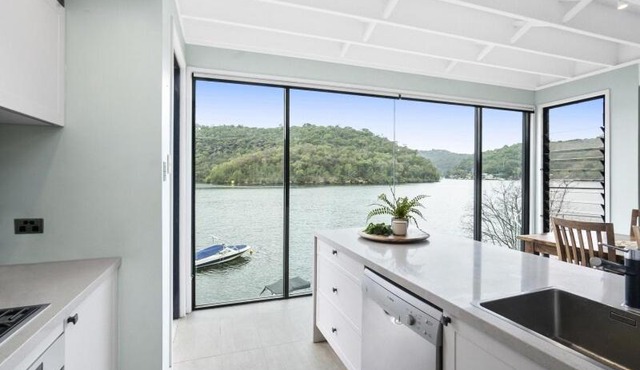 Berowra Waters Glass House in Berrilee