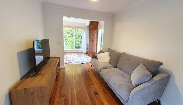 Between the Yarra Valley, City, wineries. Pets in Croydon North