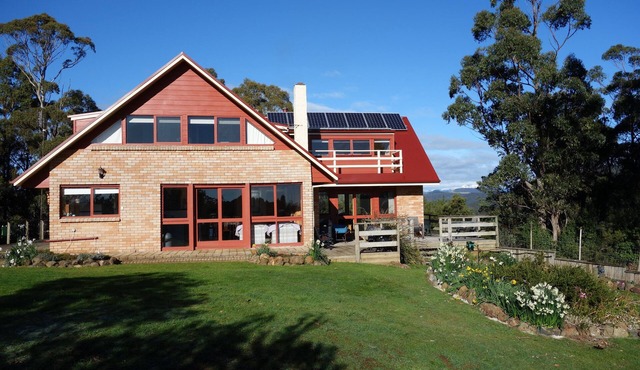 Black Bluff View Retreat - a large comfortable 5 bedroom house on 40 hectares. in North Motton