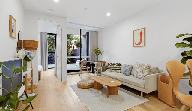 Bloom - Urban Luxurious Apt in Carnegie with parking in Carnegie