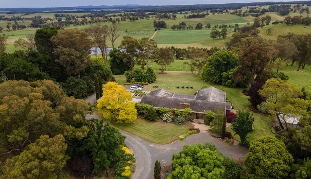 Boutique 4BR Home, Spacious Beautifully Appointed, Views + Breakfast Hamper in Orbost