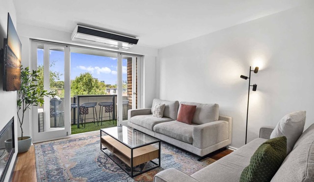 Bright Apartment Near St Kilda Beachfront in Saint Kilda West